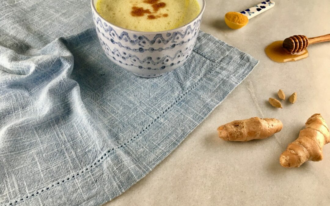 Pepe e curcuma: benefici del latte d’oro (o golden milk)